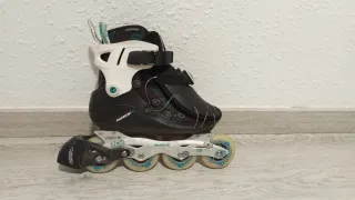 Patines en línea negros y blancos