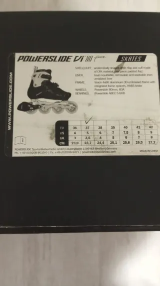 Patines en línea negros y blancos