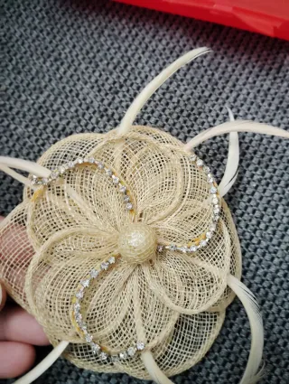 Broche flor beige y blanco para ropa/pelo