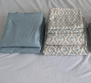 Juego de sábanas azul y multicolor