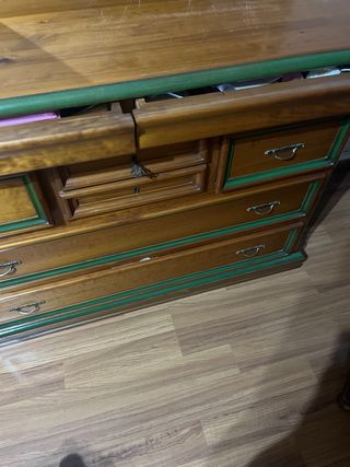 Cómoda de madera con detalles verdes