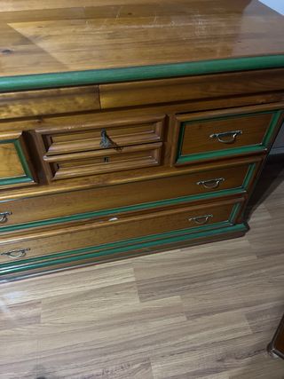 Cómoda de madera con detalles verdes