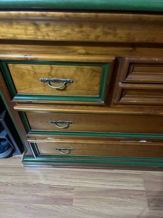 Cómoda de madera con detalles verdes