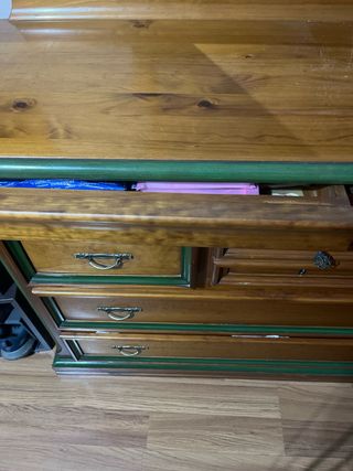 Cómoda de madera con detalles verdes