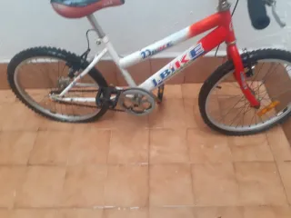 Bicicleta J-BIKE roja y blanca