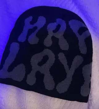 Gorro negro y gris con letras.