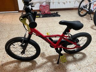 Bicicleta infantil roja, modelo racing 900