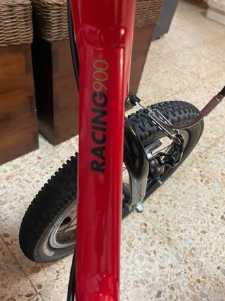 Bicicleta infantil roja, modelo racing 900