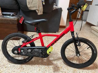 Bicicleta infantil roja, modelo racing 900