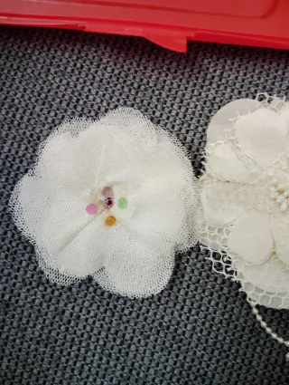 Broche flor encaje y perlas