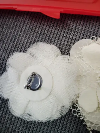 Broche flor encaje y perlas