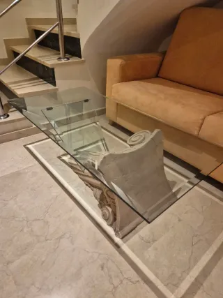 Mesa de centro de cristal con base decorativa