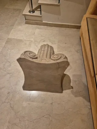 Mesa de centro de cristal con base decorativa