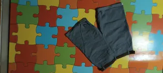 Bermuda corta gris tipo chino con cinturón marrón