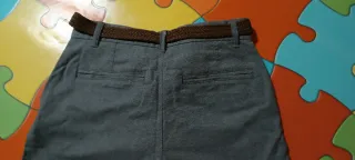 Bermuda corta gris tipo chino con cinturón marrón