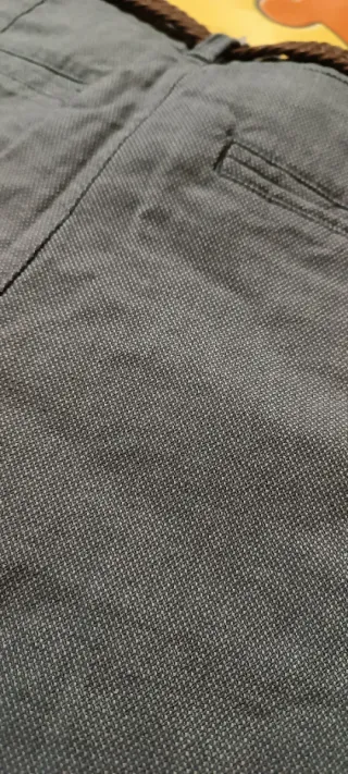 Bermuda corta gris tipo chino con cinturón marrón