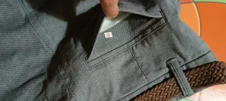 Bermuda corta gris tipo chino con cinturón marrón