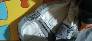 Bermuda corta gris tipo chino con cinturón marrón