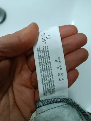 Bermuda corta gris tipo chino con cinturón marrón