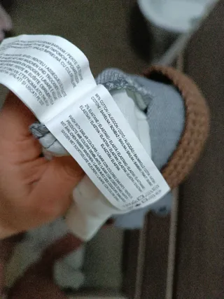 Bermuda corta gris tipo chino con cinturón marrón