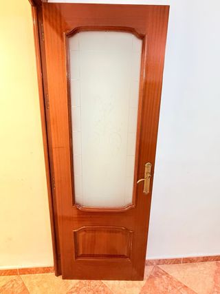 Puerta de madera con cristal