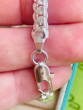 Cadena de plata con joyero