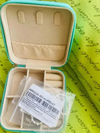 Cadena de plata con joyero