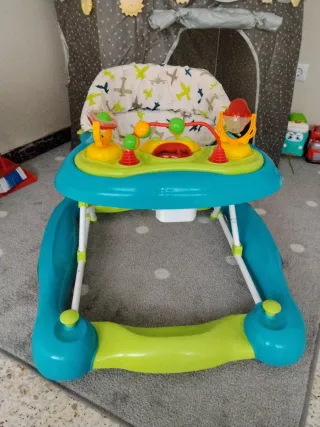 Andador bebé con juguetes