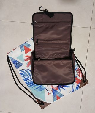 Neceser colgante y mochila estampado