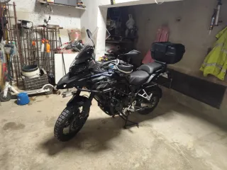 Moto Trail Negra con Maleta