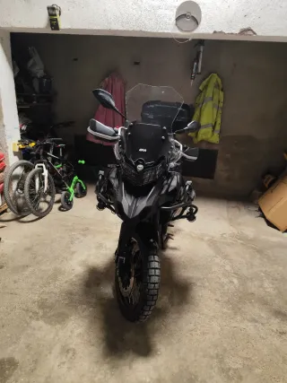 Moto Trail Negra con Maleta