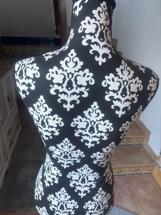 Maniquí de costura con estampado damasco