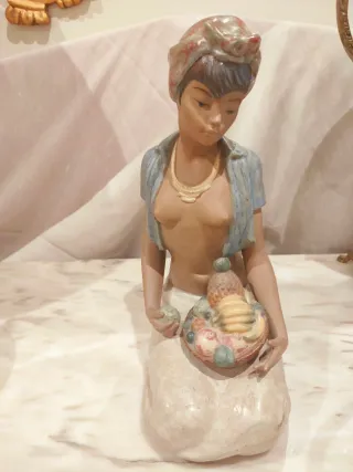 Figura Hawaiana con Cesto de Fruta