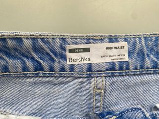 Vaqueros cortos desgastados