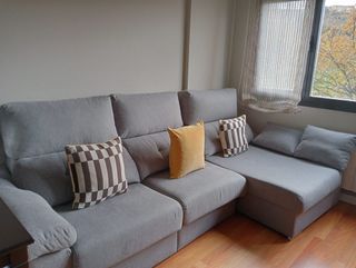 Sofá gris con chaise longue