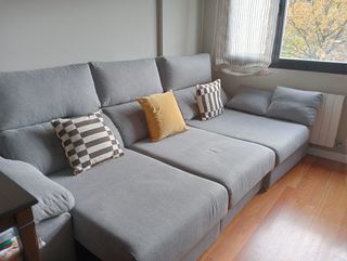 Sofá gris con chaise longue