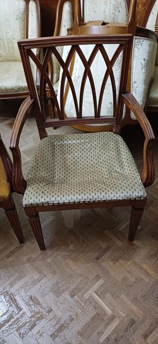 Sillas de madera maciza con tapicería