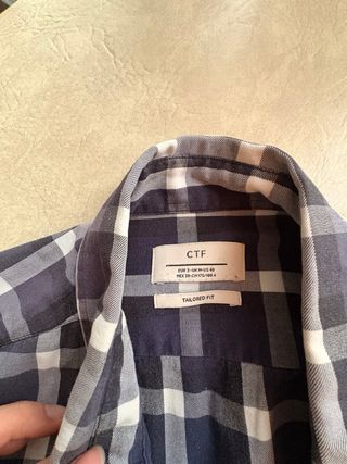 Camisa de cuadros azul y blanco