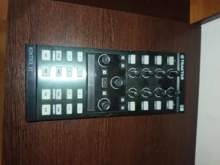 Controladora DJ Traktor Kontrol X1