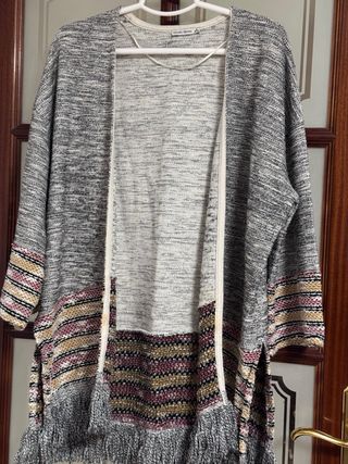 Chaqueta larga gris con flecos