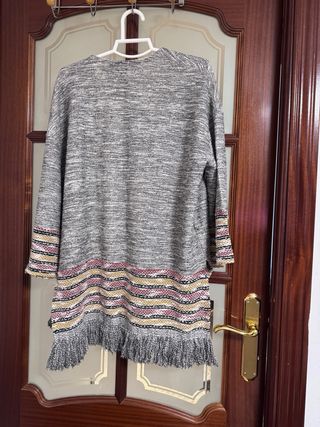 Chaqueta larga gris con flecos