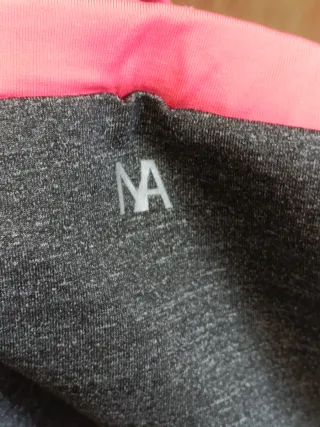 Top deportivo gris con tirantes