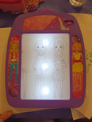 Mesa de dibujo infantil con luces