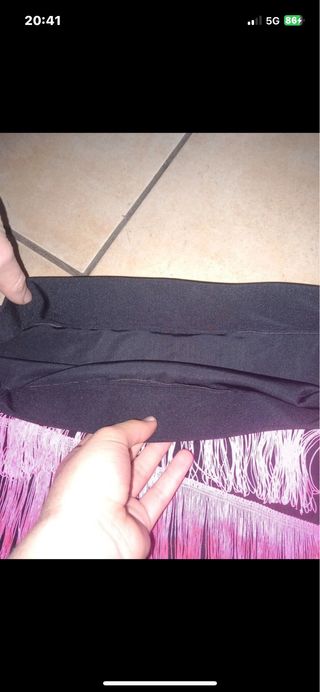 Gonna nera in jersey elastico con frange rosa