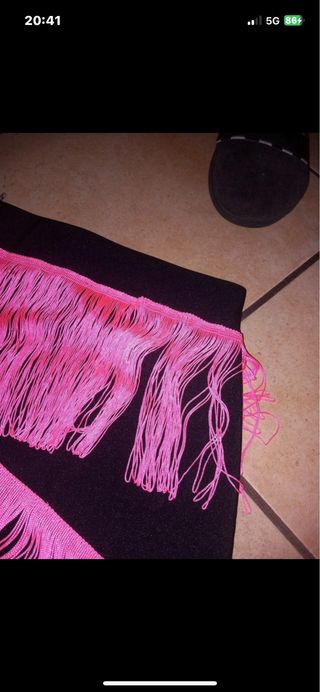 Gonna nera in jersey elastico con frange rosa