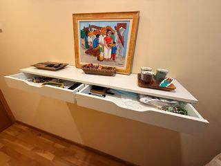 Estante IKEA EKBY ALEX con dos cajones en blanco.