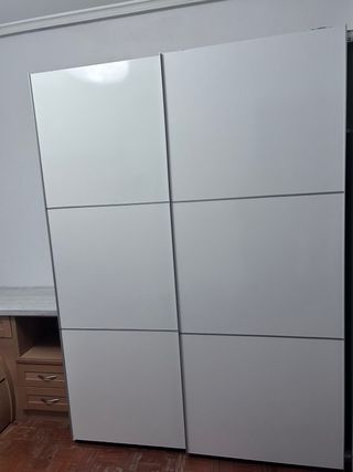 Cama nido con dos colchones estanterías y armario