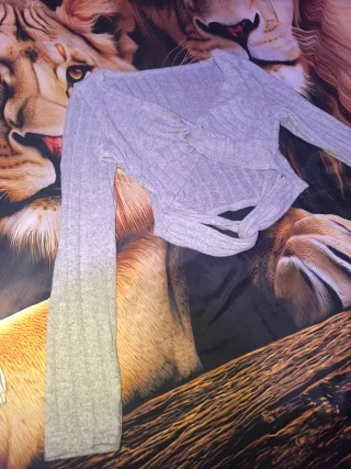 Camiseta gris cruzada mujer