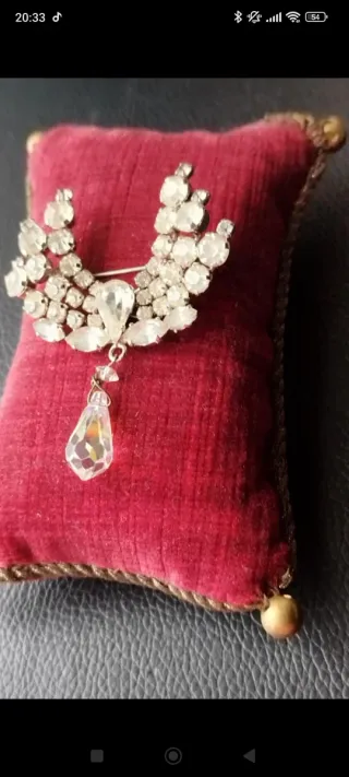 Broche vintage con colgante de cristal