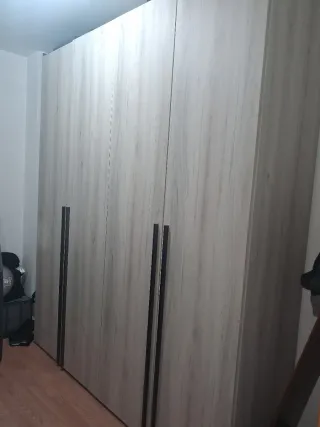 Armario grande de madera